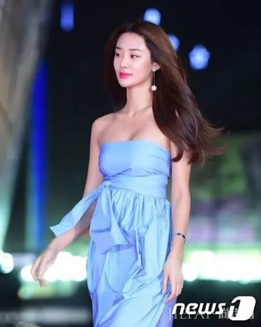 看她第一眼的人都会感叹,原来单眼皮女孩也能这么美