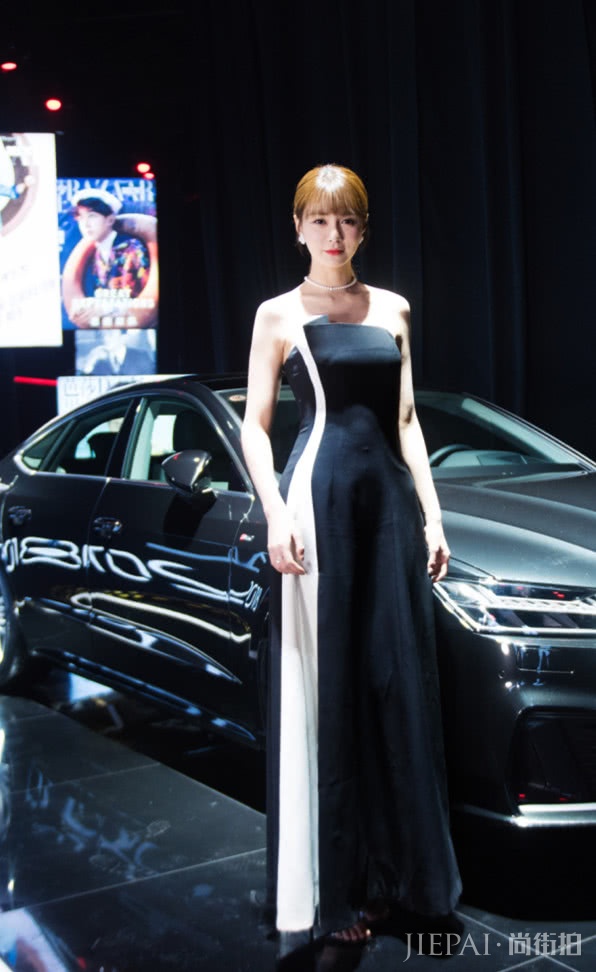 沈梦辰零下十多度穿抹胸裙,终于暴露真正的曲线