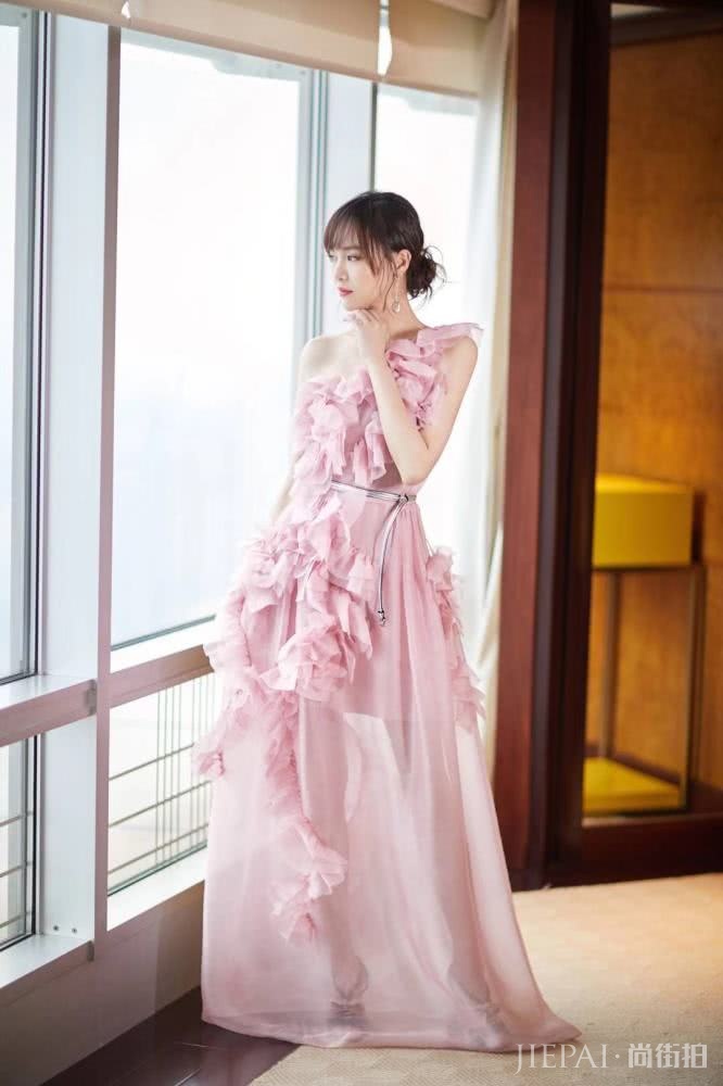 Angelababy登封面造型多变，穿粉裙撞衫唐嫣