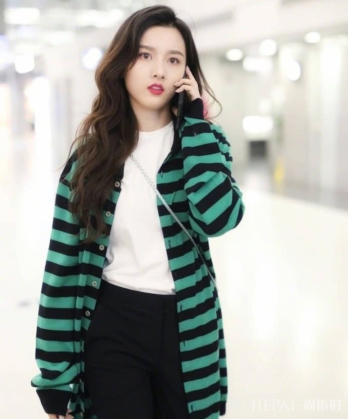 长款针织衫怎么搭配好看?学杨超越这样穿美翻了,时髦又显气质