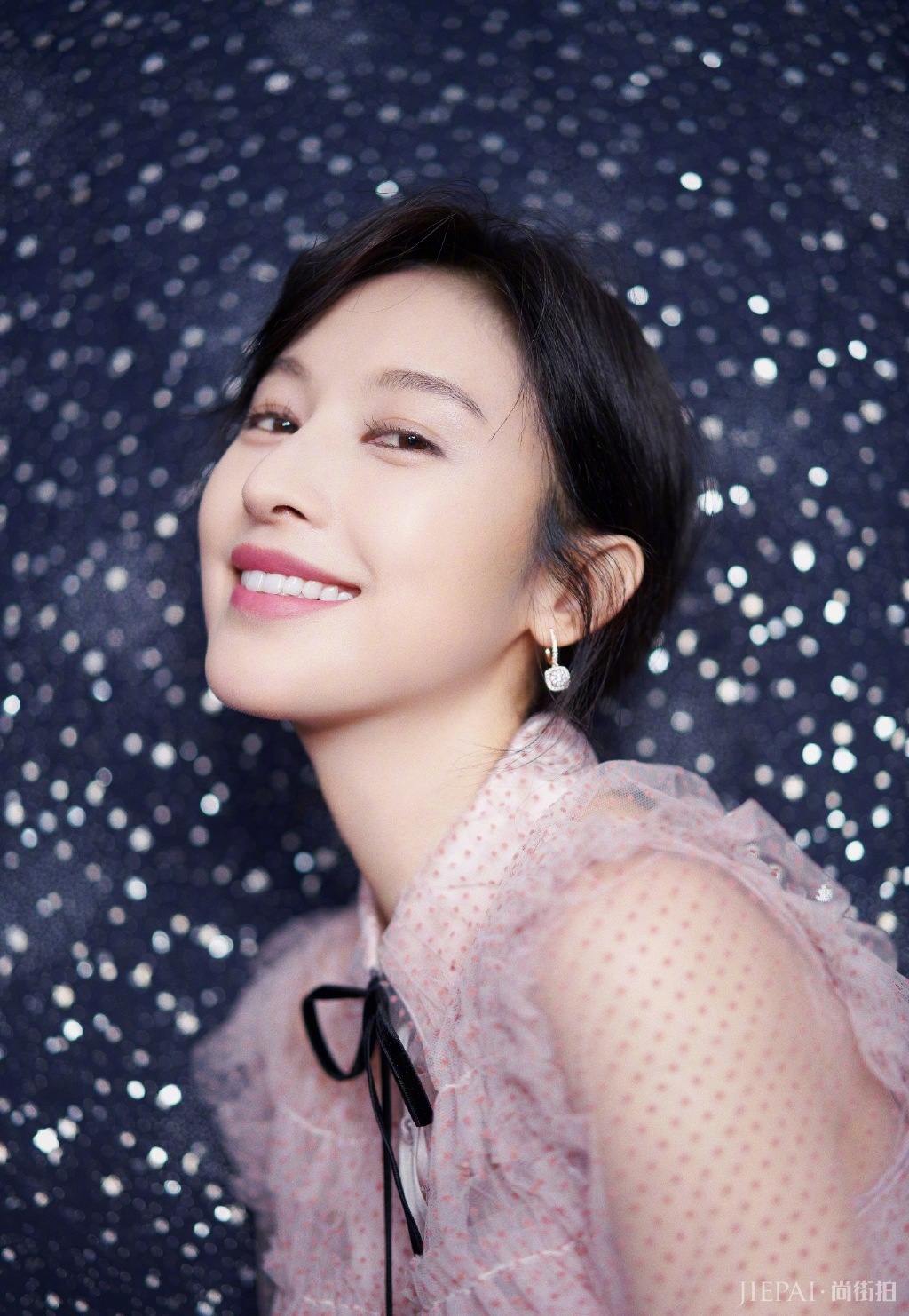 张俪身穿黑色皮衣搭配牛仔裤走机场