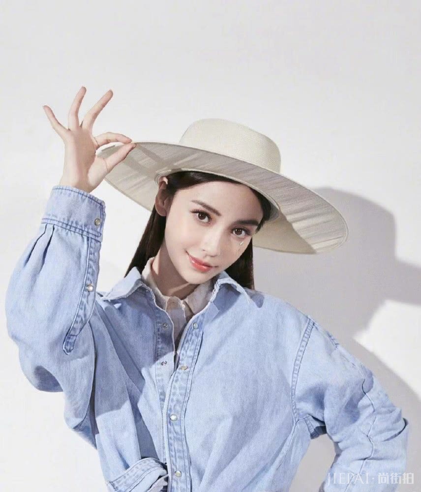 Angelababy登封面造型多变，穿粉裙撞衫唐嫣