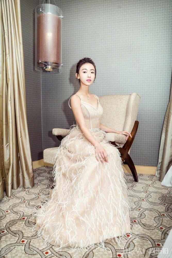 吴谨言又换新发型,波浪大卷配黑色蕾丝裙,复古优雅女人味十足