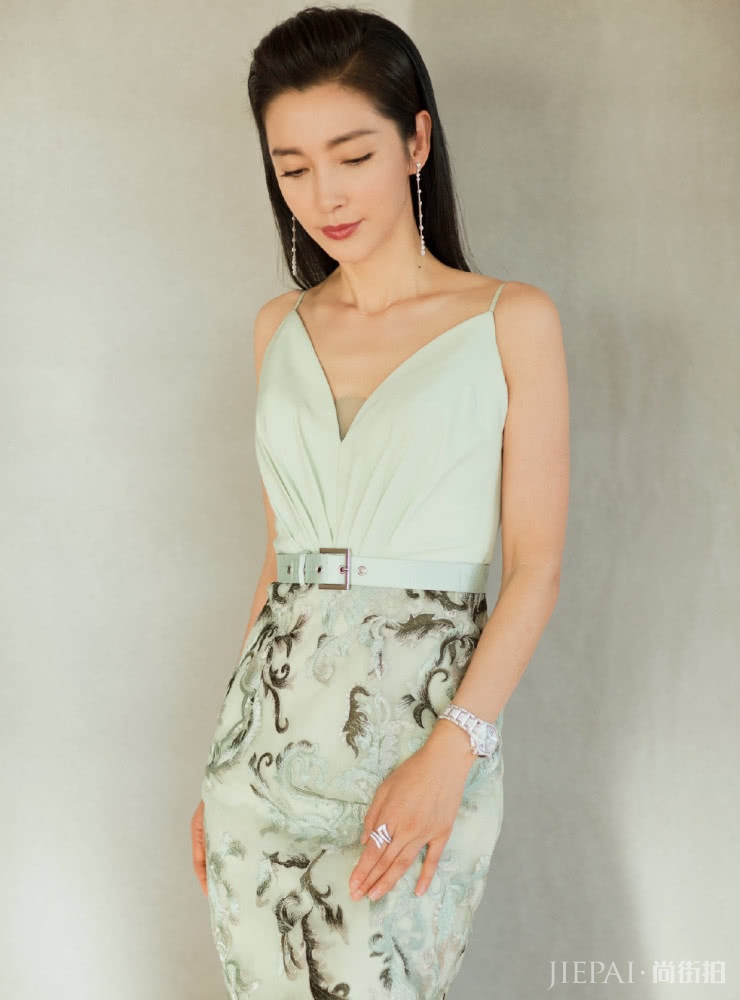 李冰冰一袭深V连衣裙秒变“小腰精”，气场全开！