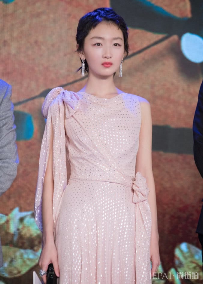 周冬雨有“冬瓜胯”的好吧,穿对礼服就是不一样