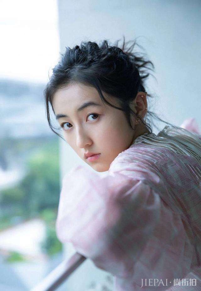 张子枫粉色蓬蓬裙可爱又清纯，17岁衣品艳压众女星！