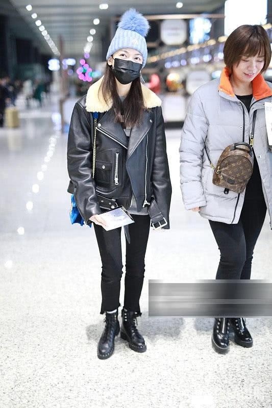 吴谨言穿黑色夹克扮酷,却掩饰不住她的可爱!