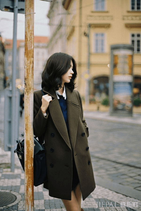 绿色呢子大衣外套怎么搭配 让这件时尚外套穿出迥异风格吧