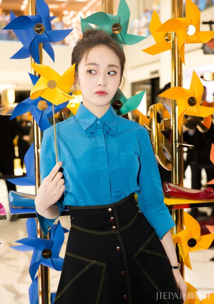 张佳宁扎丸子头再搭配蓝色衬衣,可爱又俏皮