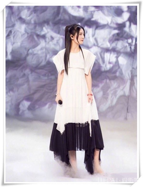 谢娜机场秀真的一次比一次穿的显嫩