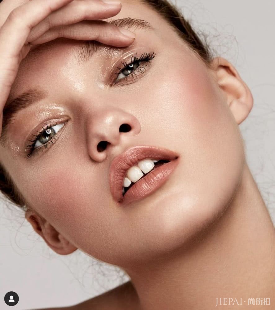 6个最火的拍照姿势，不修图也有大长腿！