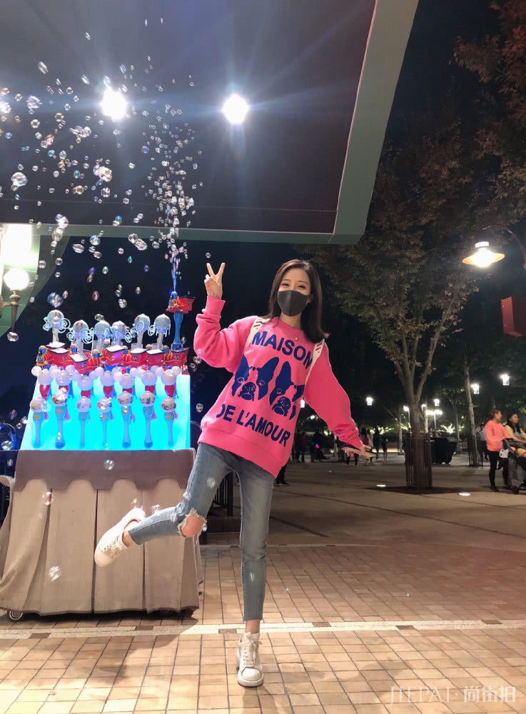 1米55冯提莫穿连衣裙，满满孩子气，被路人误认为是位“童星”