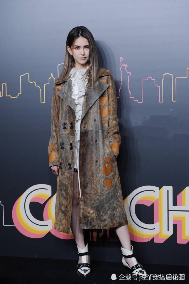 昆凌现身蔻驰秀场,风衣加短裤大秀长腿!大脚却亮了!