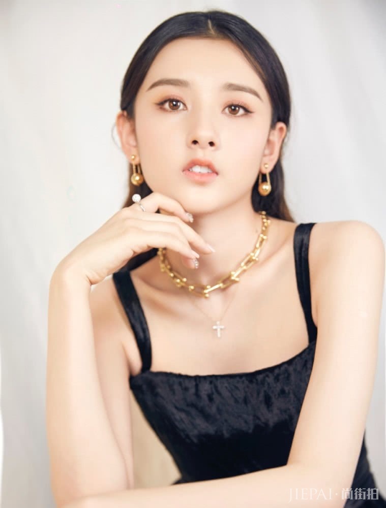 宋祖儿一改风格走起了“贵妇风”，出席活动项链耳环价值超10万