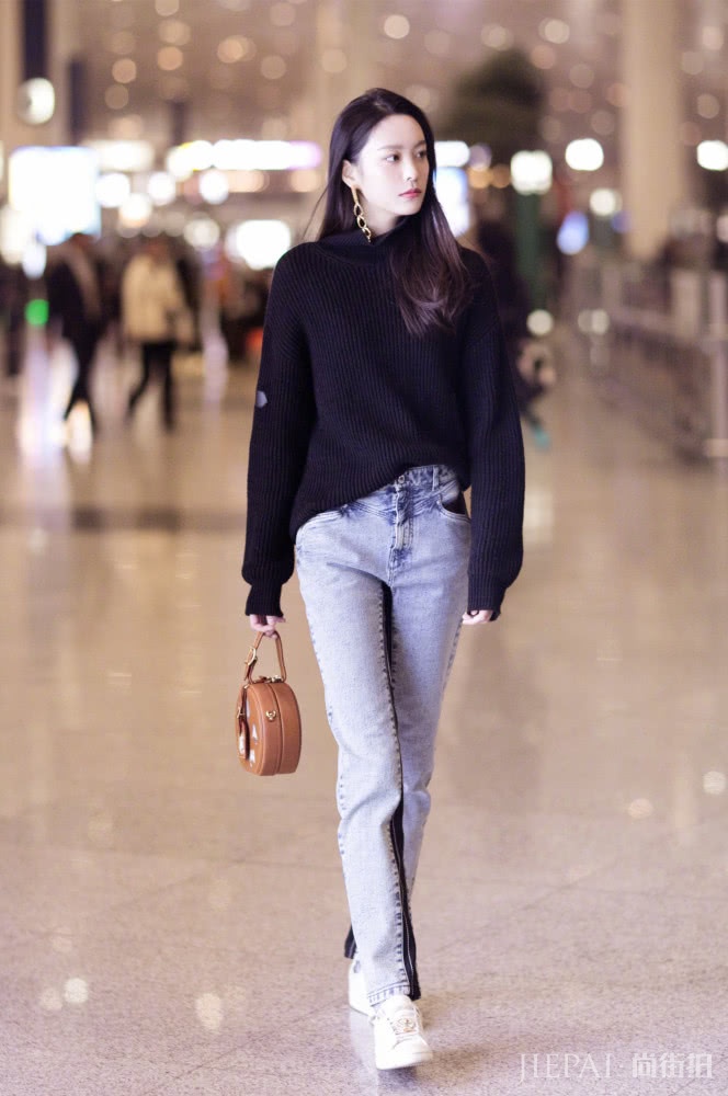 简约风格穿搭示范:毛衣+牛仔裤轻松搞定你的出街搭配