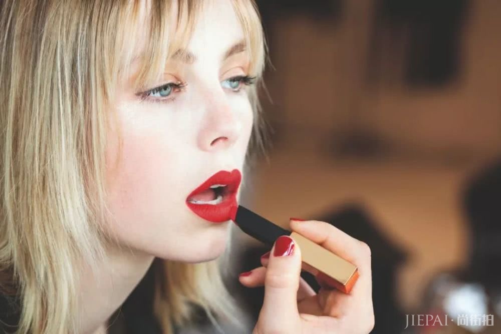 能穿高定“吸烟装”的口红,一看就知不简单