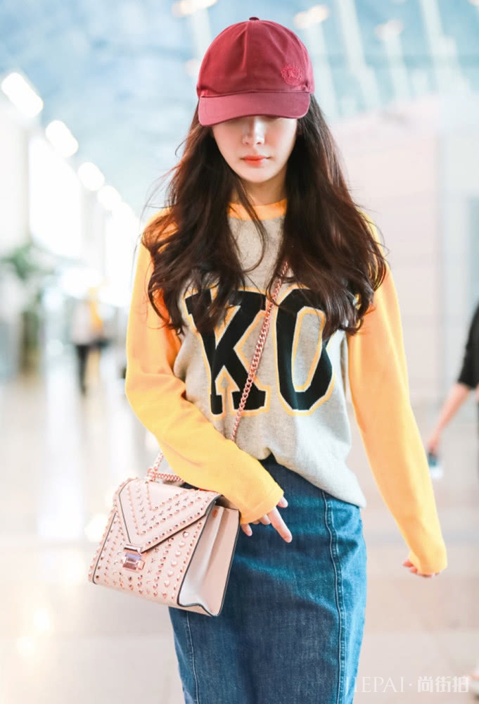 杨幂12月机场街拍,明亮又精致,颜值越来越高!