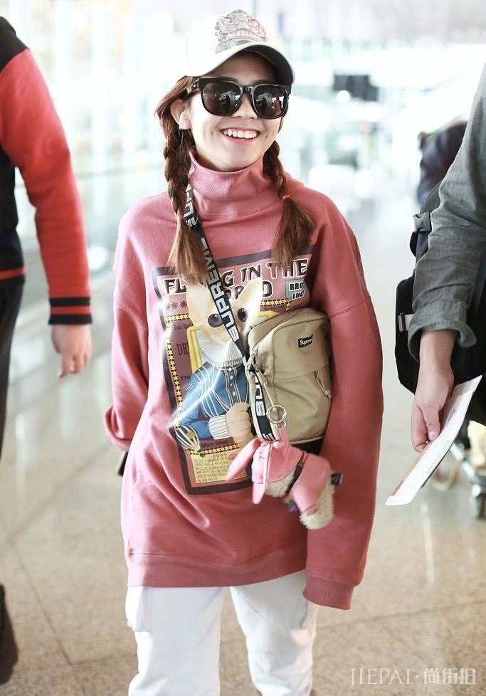 赖美云齐肩短发清新又可爱,显小好多岁!