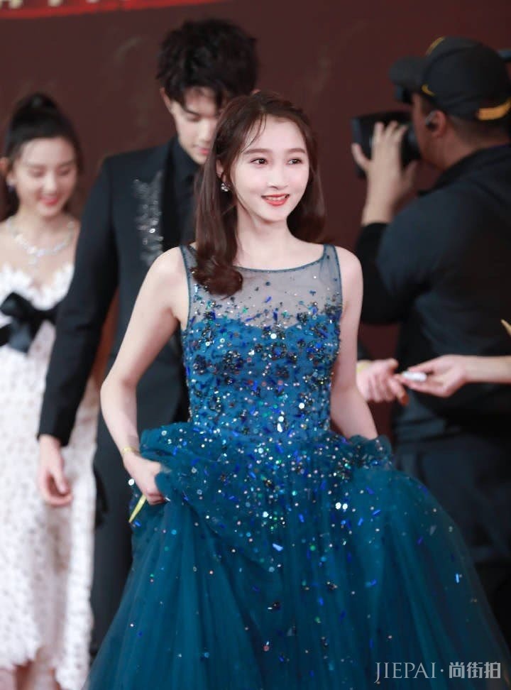 关晓彤穿孔雀蓝纱裙少女仙气飘飘,终于穿对了