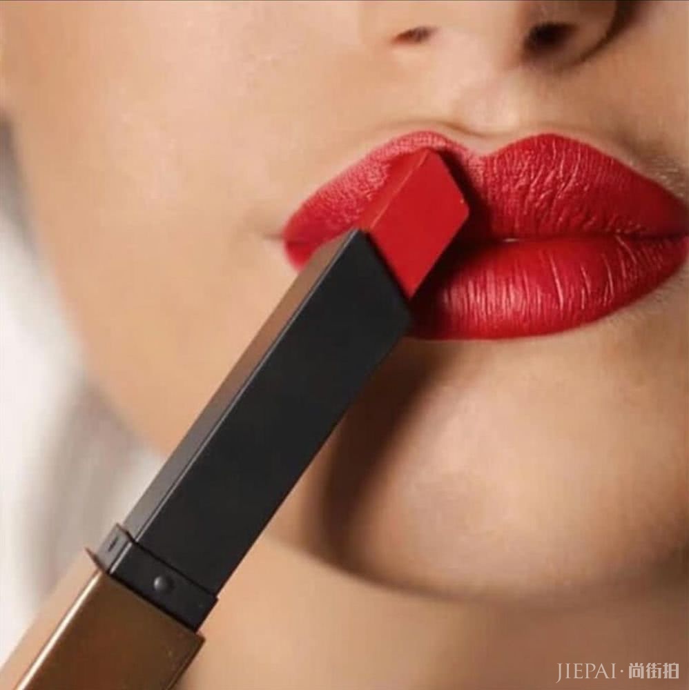 能穿高定“吸烟装”的口红,一看就知不简单