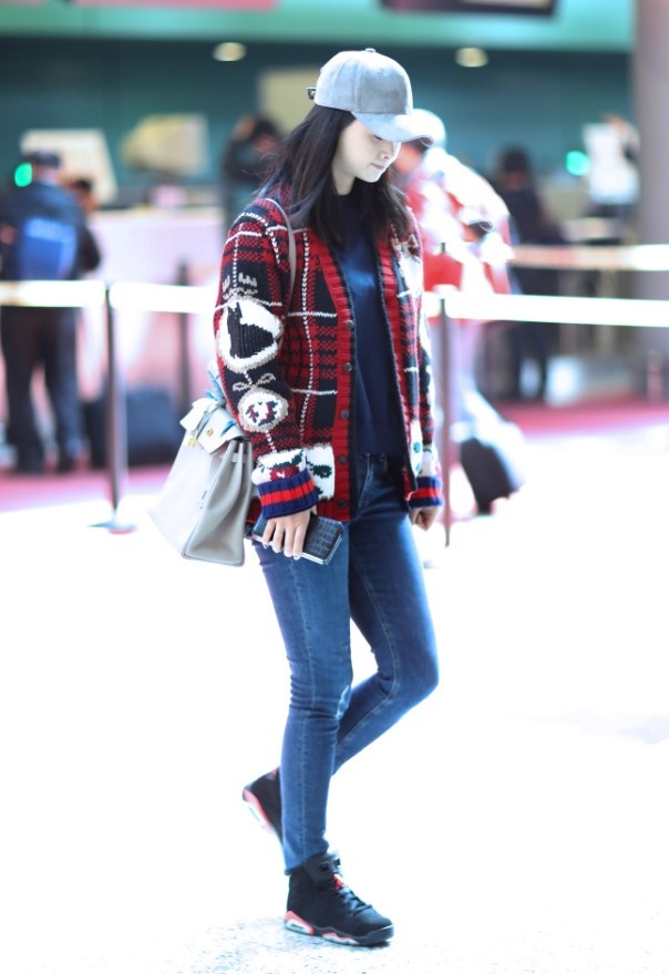 蒋欣仅仅把裤脚折上一截，双腿立长10cm！