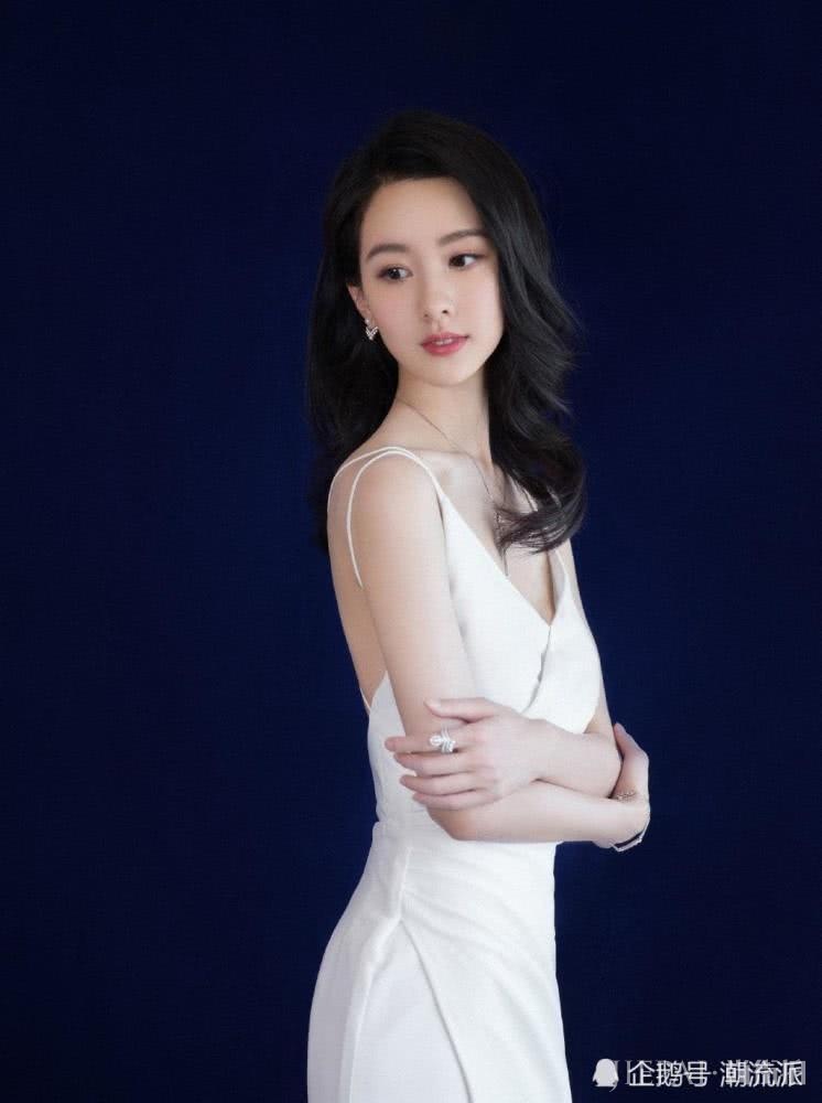 陈都灵衬衫百褶裙穿成高中生,微微一笑更呆萌