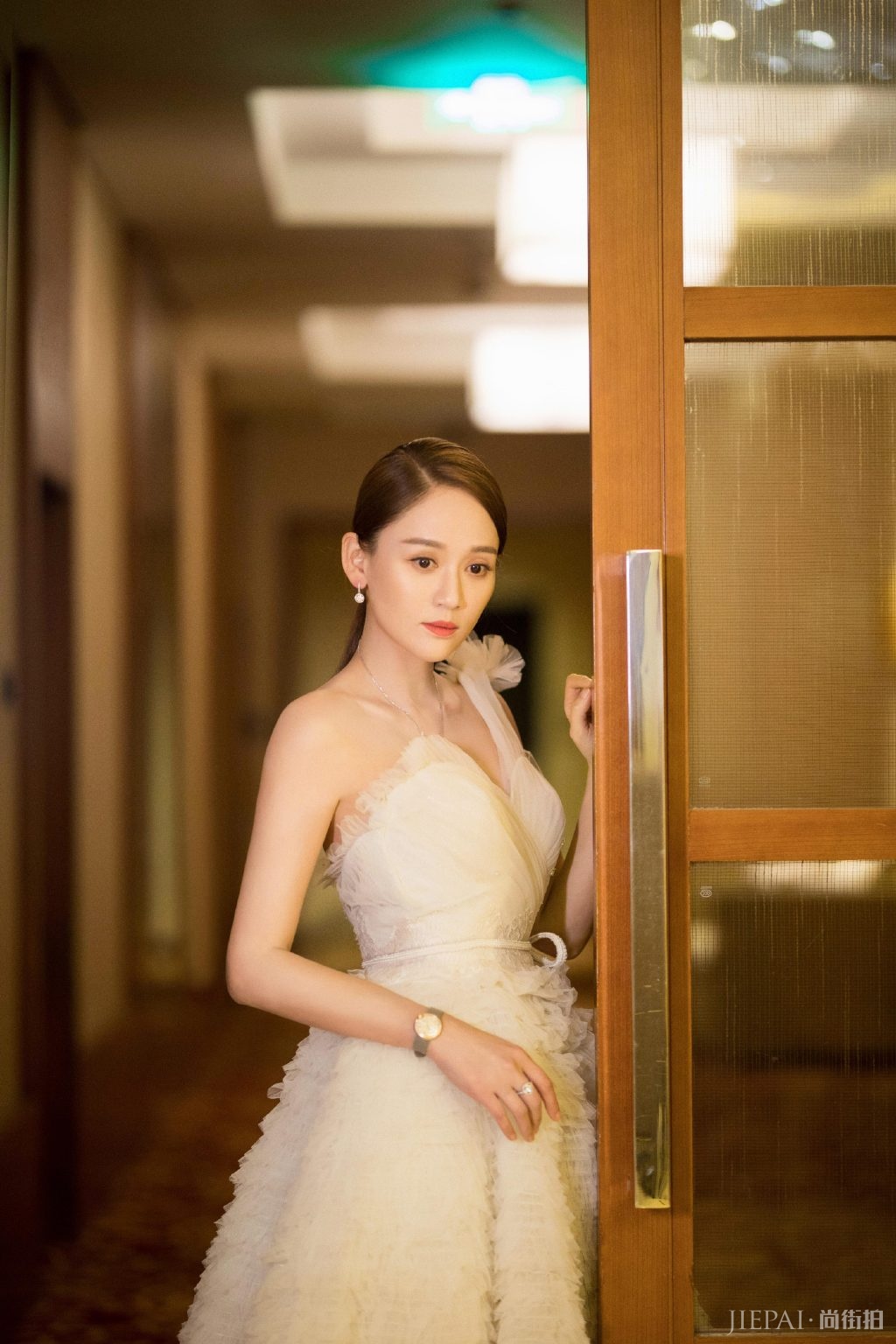 陈乔恩穿蓬蓬裙扮嫩成功，硬是穿出了18岁的模样，真漂亮