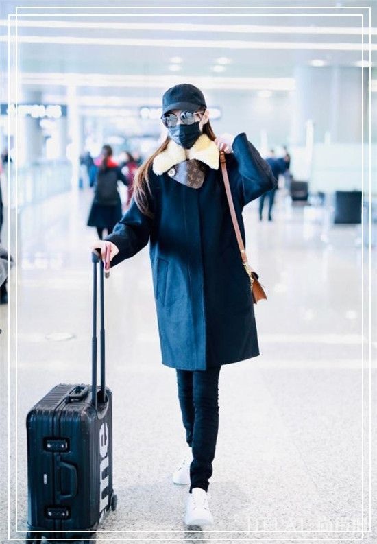 唐嫣婚后真奢侈!4万块大衣配2万块的包