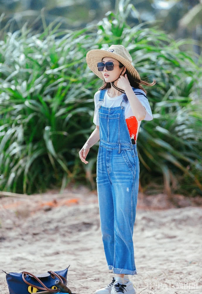 王鸥上综艺《野生厨房》穿背带裤俏皮减龄,少女感十足