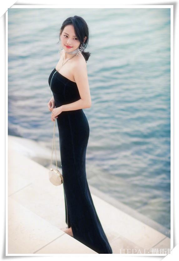 孙俪的“亚洲蹲”过时了，张嘉倪的“柱子坐”才流行，超级接地气