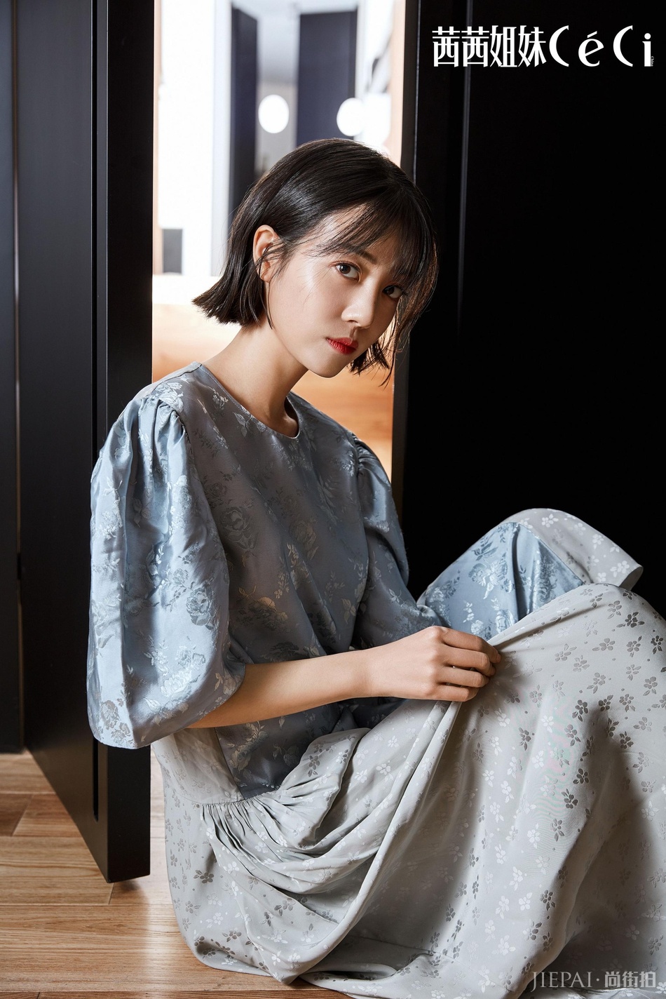 李溪芮登时尚封面 印花系列展现自然之美