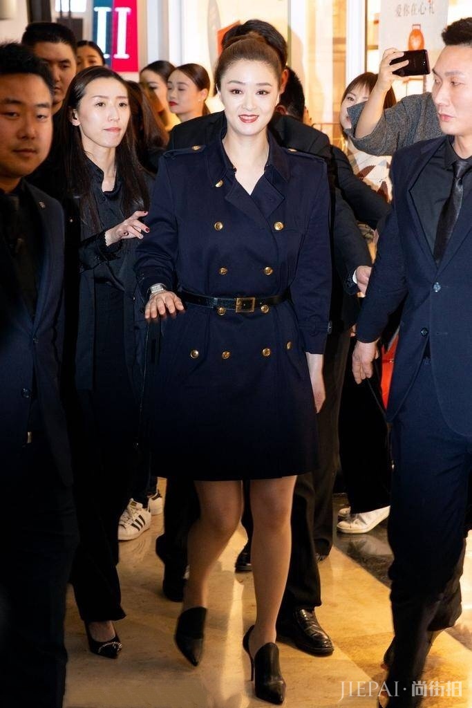 蒋欣换个发型穿风衣!