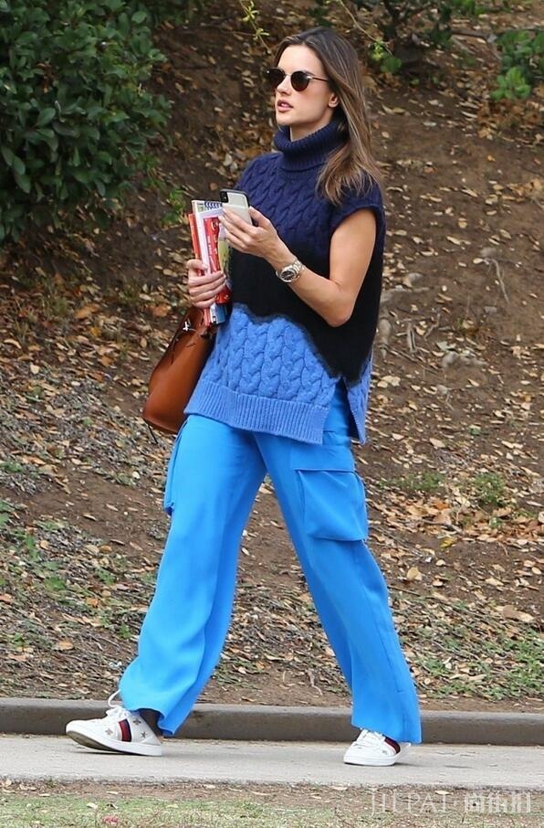 超模安布罗休现身洛杉矶时尚街拍照，魅力不凡气场十足