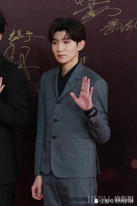 TFBOYS合体西装杀超 成年后的感觉就是不一样
