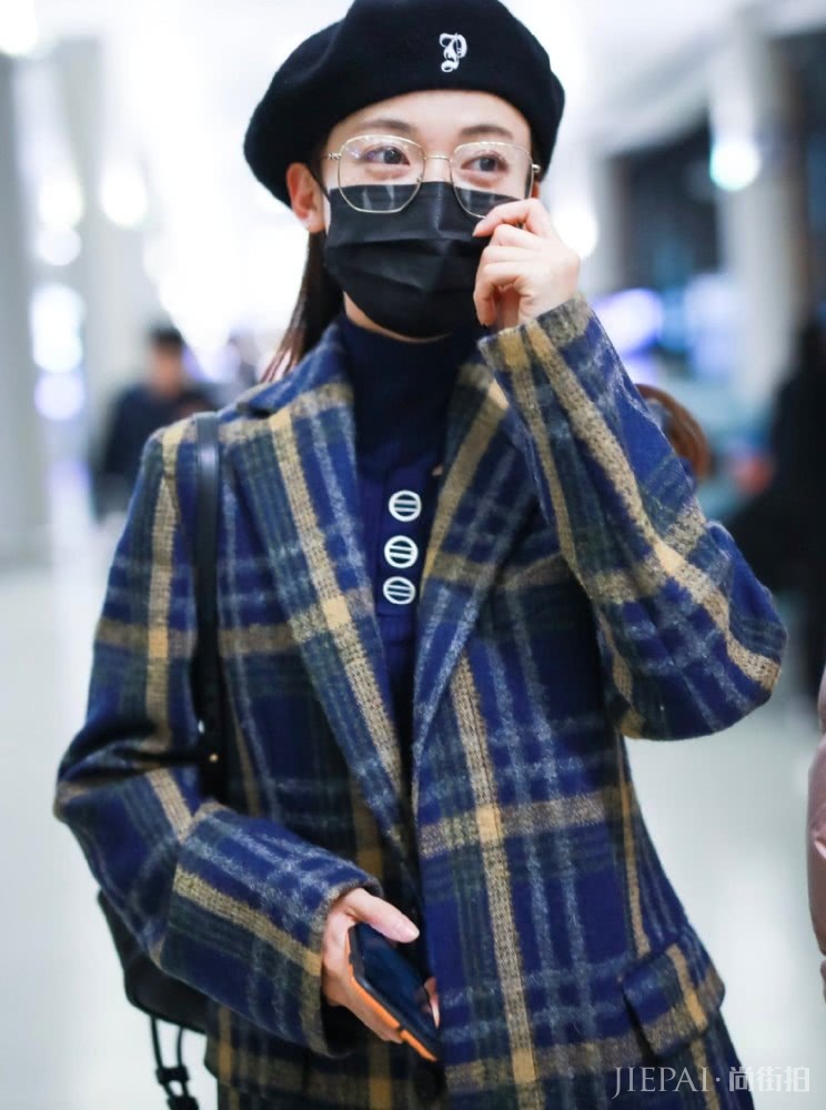 贝雷帽怎么戴好看？看明星示范4个搭配方法，时髦又日常。