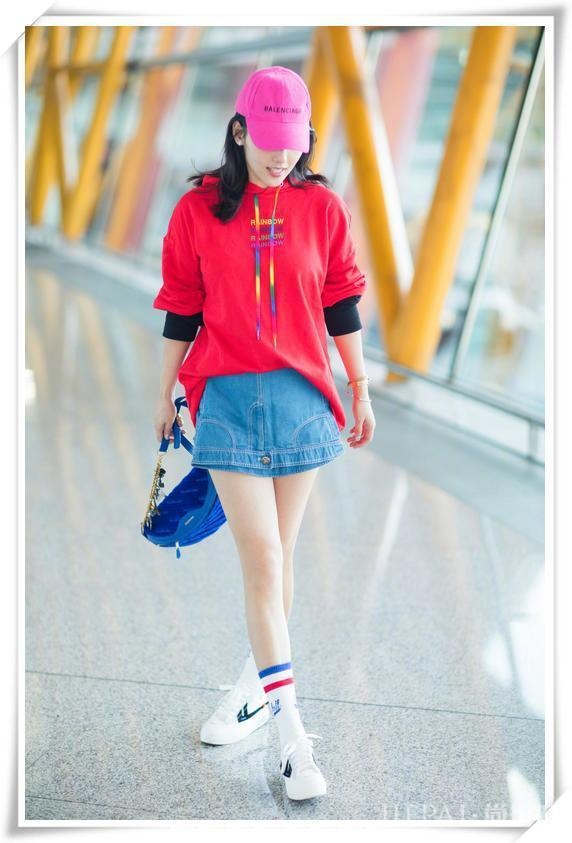 孙俪的“亚洲蹲”过时了，张嘉倪的“柱子坐”才流行，超级接地气