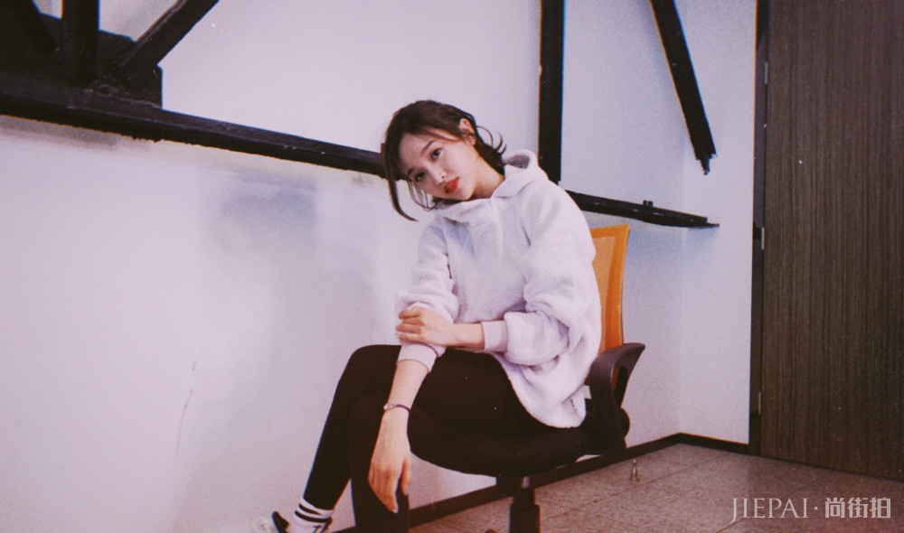 吴宣仪化浓妆太惊艳,口红性感爆棚!