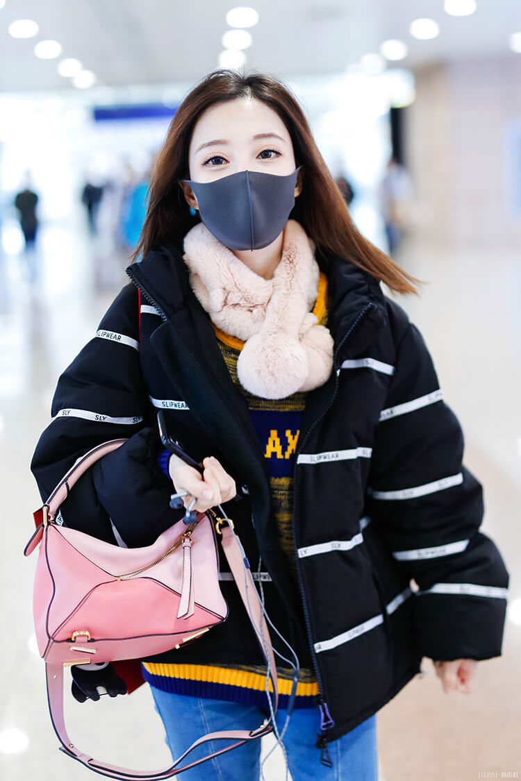 冯提莫腿细得过分牛仔裤里面穿肉色秋裤