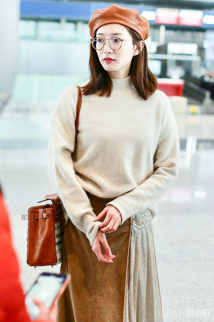 江疏影毛衣配拼接长裙知性优雅,私服女王果然名不虚传!