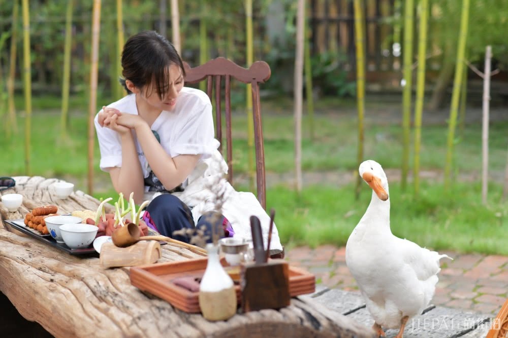 张靓颖参加《锋味》,低扎发搭配白T恤嫩成少女
