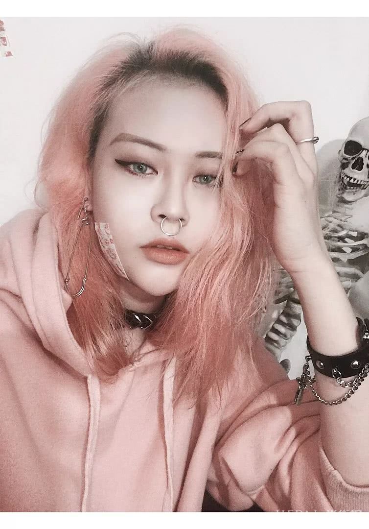 纹身、穿孔、粉发、娃娃脸,这个不完美的“坏女孩”靠什么成为韩国当下最夯时尚博主?