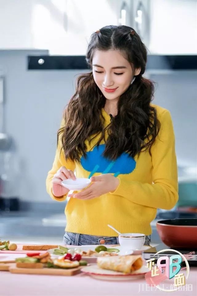 杨颖印花毛衣+双马尾清新减龄,好可爱