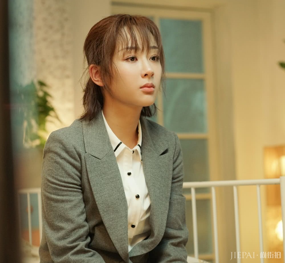 杨紫、周冬雨这样扎头发,时髦俏皮又显脸小