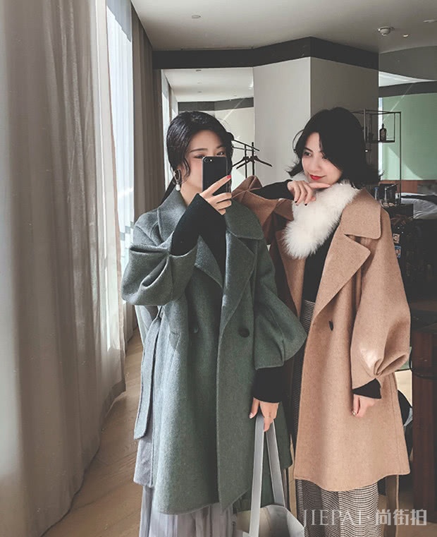 绿色大衣显白,具有青春活力