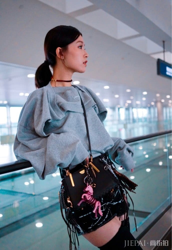 文咏珊宣传新剧《风声》,穿露肩连衣裙搭配知性优雅