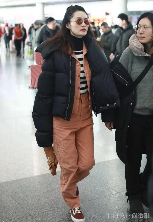 李沁灯芯绒套装走机场，三层叠穿很保暖，这才是赶飞机的样子
