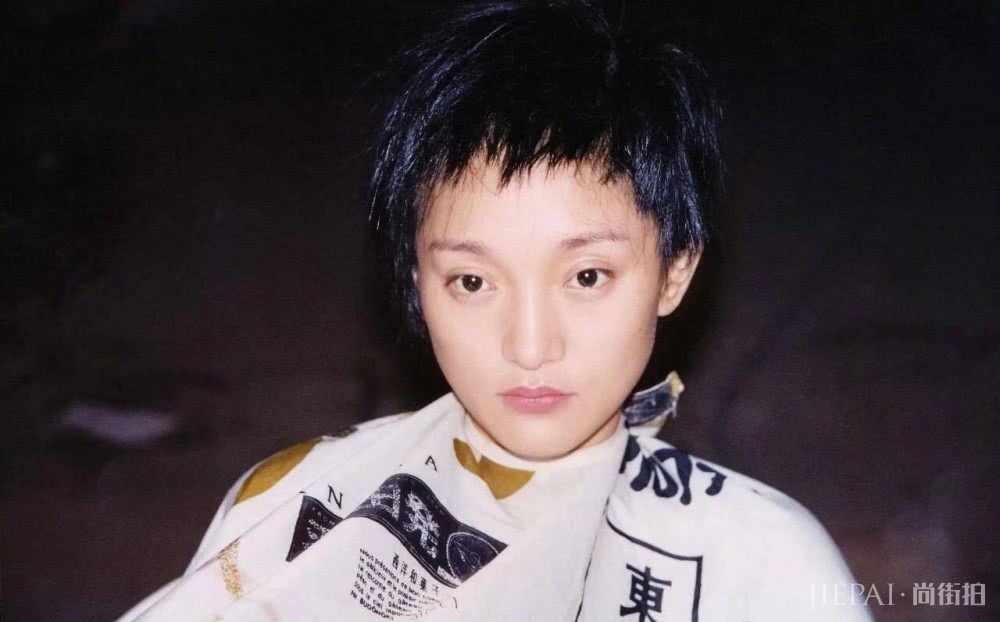 周迅也太鬼马精灵了吧,新书旧照流出,每一张都超有个性