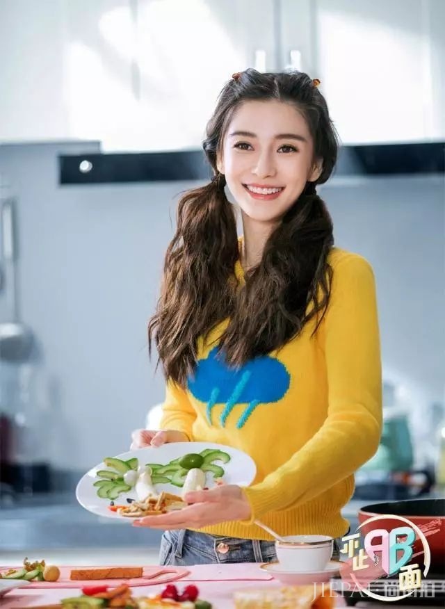 杨颖印花毛衣+双马尾清新减龄,好可爱