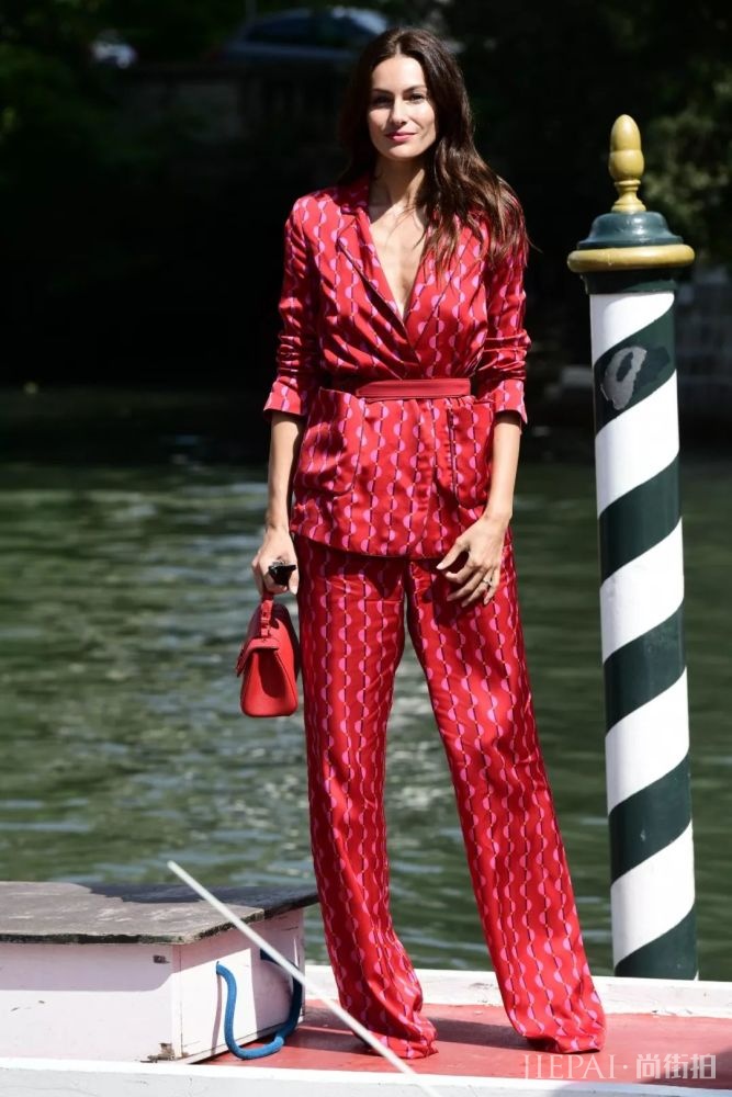 欧美街拍 新年穿红色既能喜庆又很时髦