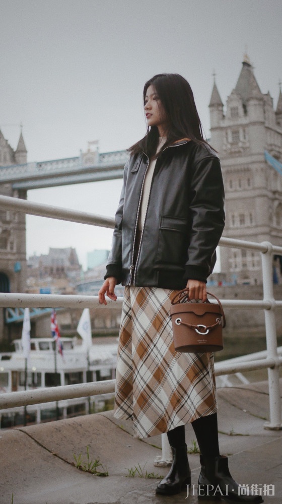 这6款皮衣+裙子混搭刚柔并济,点亮你的秋冬造型